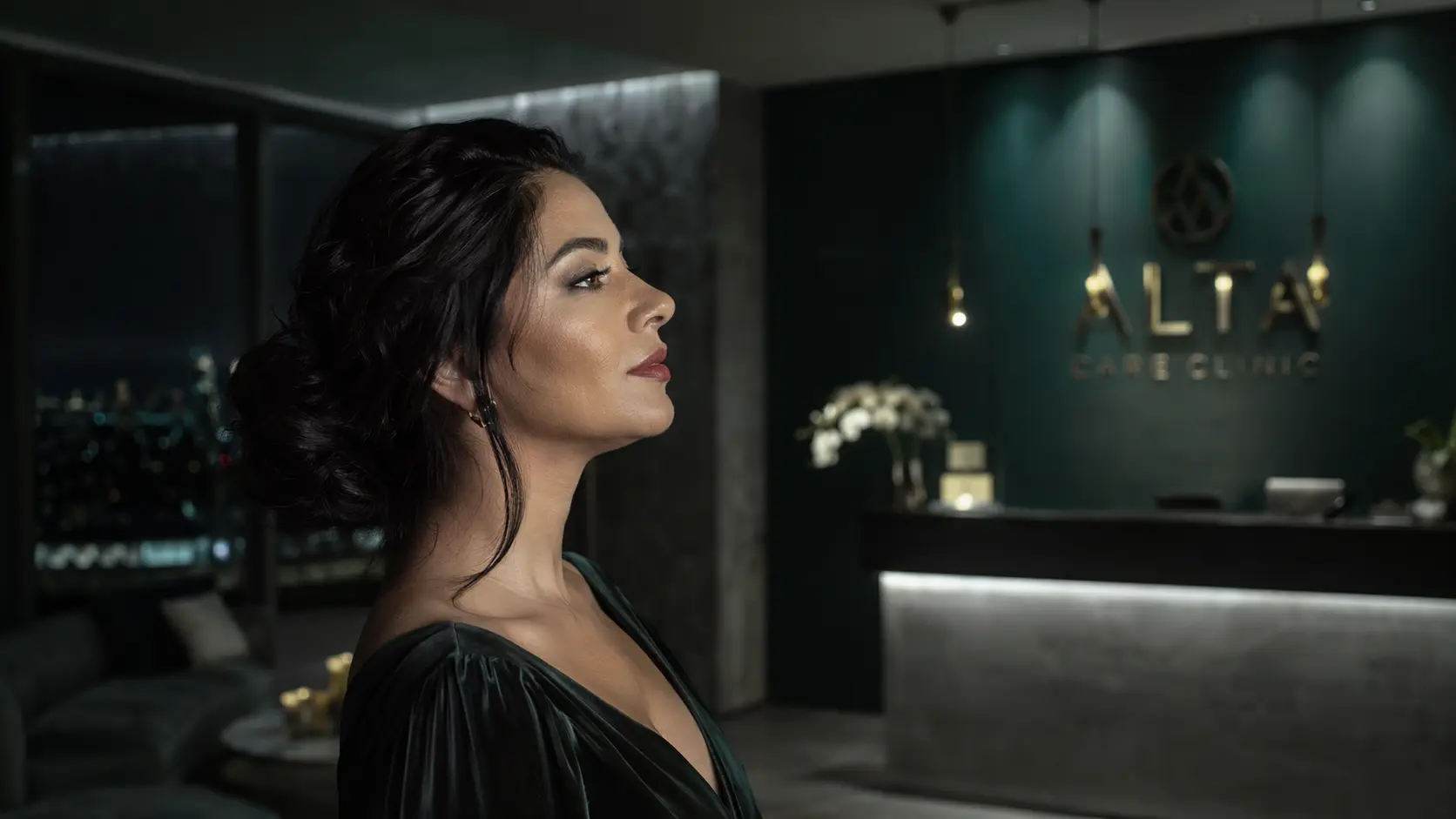 Close-up cinematográfico de perfil de mulher elegante em clínica de estética com iluminação dark premium e detalhes em dourado.